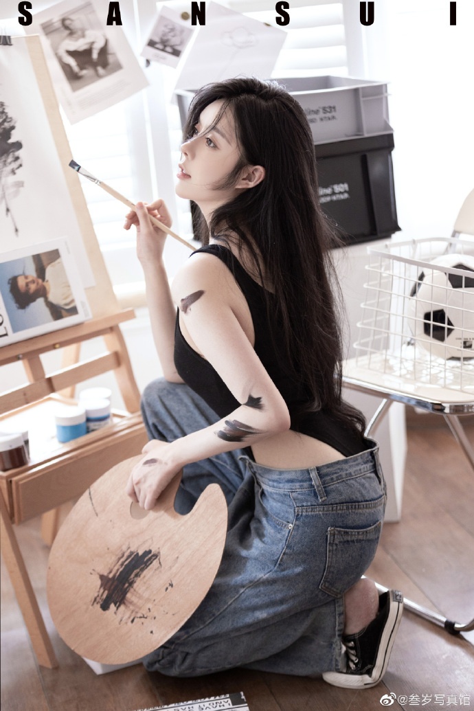 两女一杯