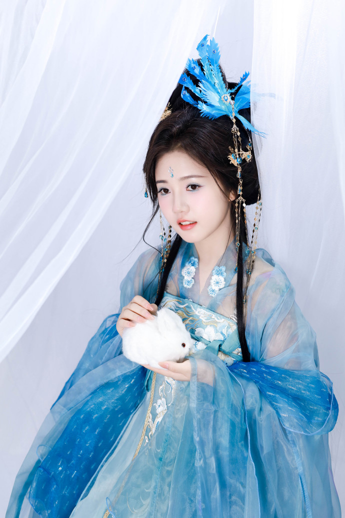 两女一杯