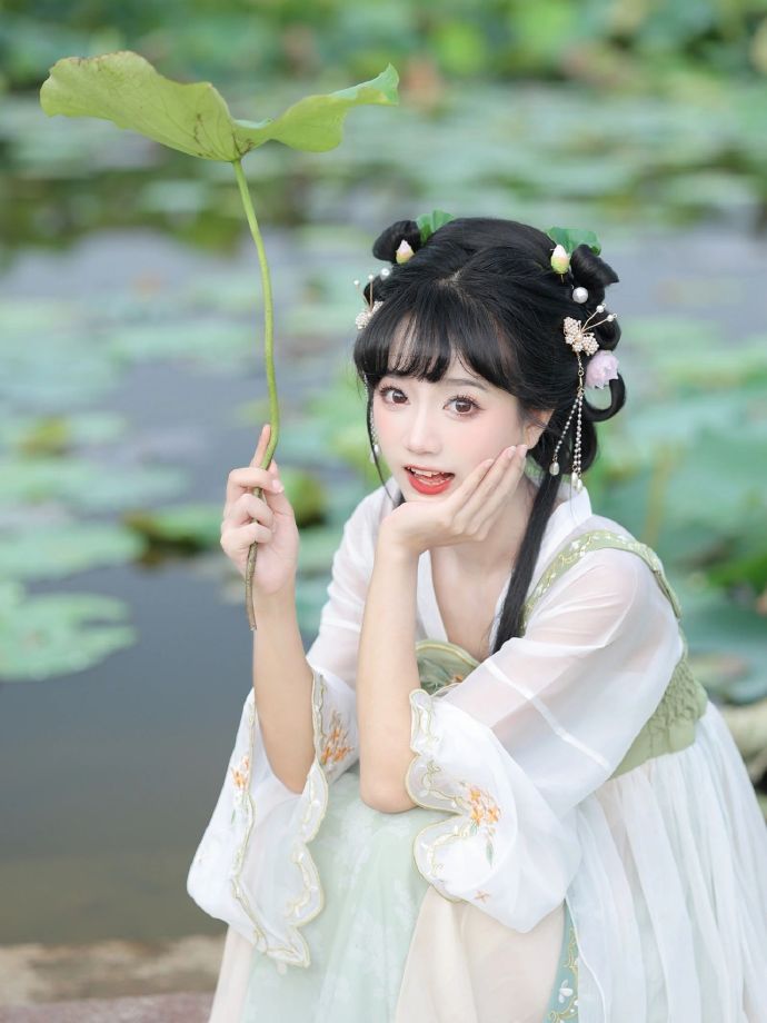 两女一杯
